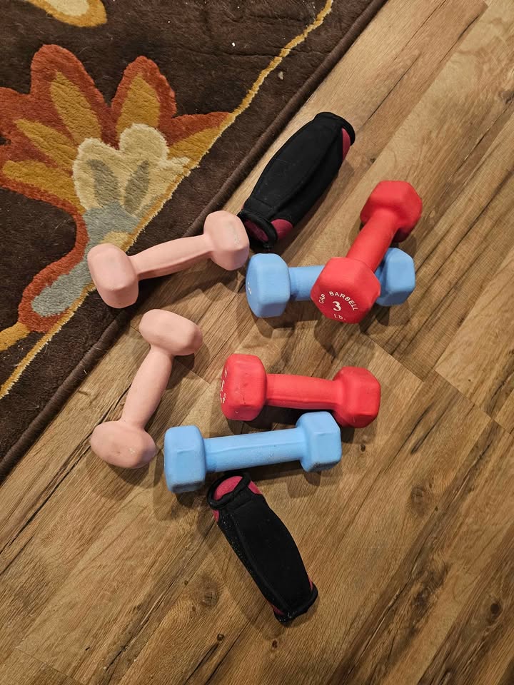 Weight Bench with Adjustable Incline/Decline Back Pad, Integrated Leg Developer, and Preacher Curl Station for Full Body Strength Training