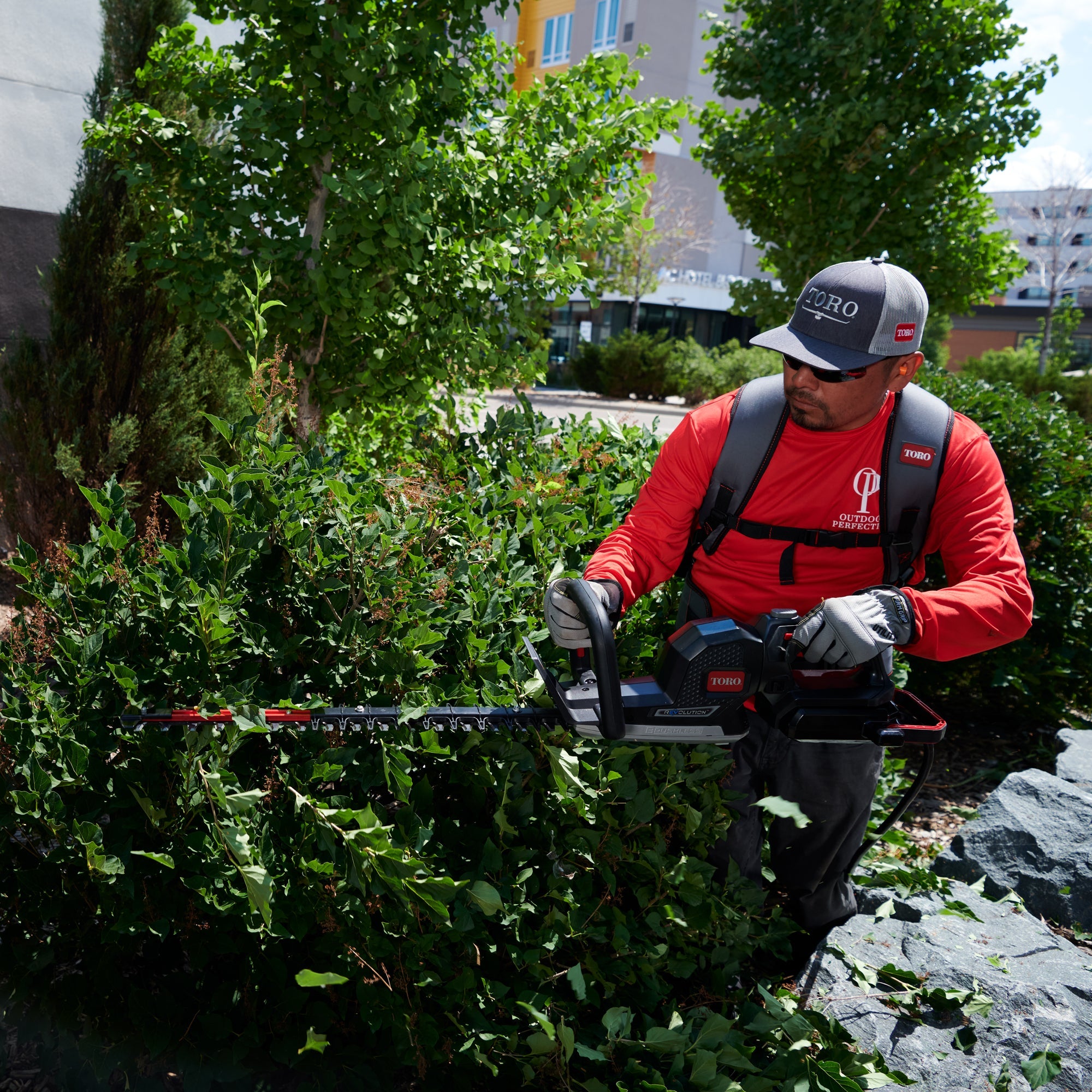 60v max* revolution® 26 in. (66 cm) brushless hedge trimmer battery not included 60V MAX* Revolution® 26 in. (66 cm) Brushless Hedge Trimmer - Battery Not Included