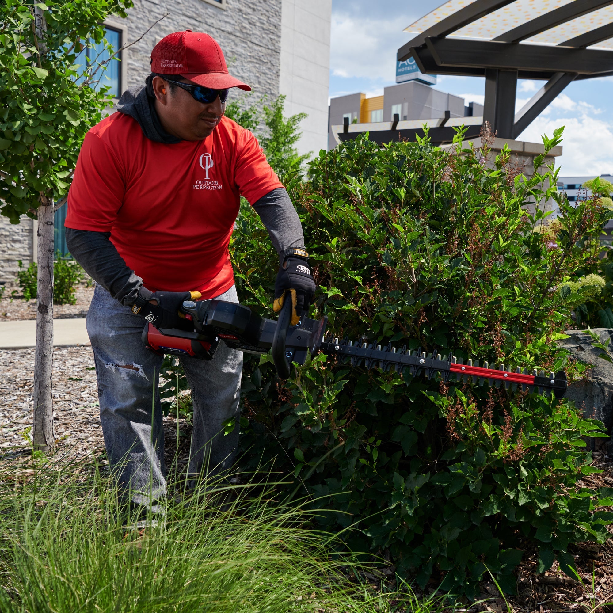 60v max* revolution® 26 in. (66 cm) brushless hedge trimmer battery not included 60V MAX* Revolution® 26 in. (66 cm) Brushless Hedge Trimmer - Battery Not Included
